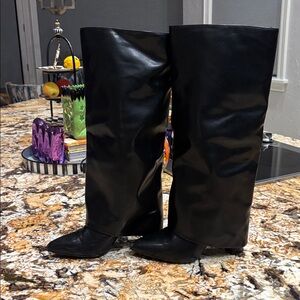 Women’s Black tall Heeled 7.5 boots